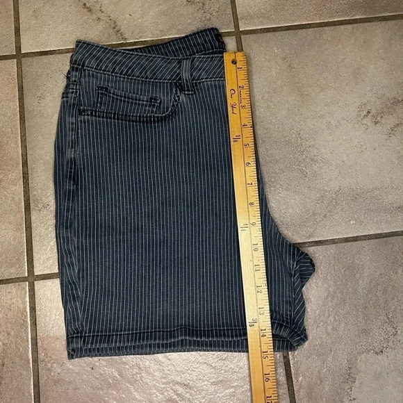 Lee regular fit mid rise shorts - Picture 3 of 7